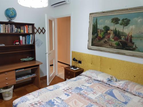 1 dormitorio con 1 cama y una pintura en la pared en B&B Cavaliere, en Milán