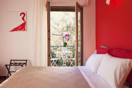 ナポリにあるIsa Guest Roomsの赤い壁のベッドルーム1室(ベッド1台付)