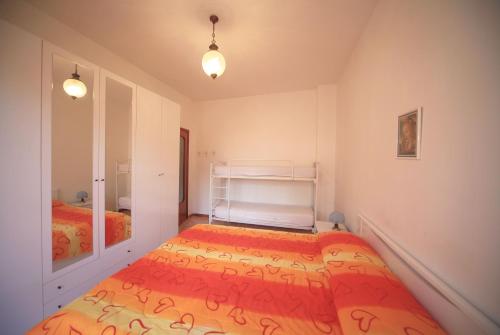 ボルゲット・サント・スピーリトにあるRiviera Relaxのベッドルーム1室(オレンジ色のベッドカバー付)