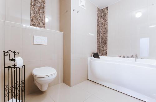 uma casa de banho com um WC, uma banheira e um lavatório. em Apartment Vienna Loft em Viena