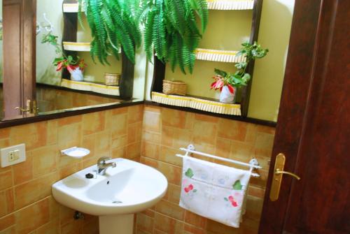 een badkamer met een wastafel, een toilet en een spiegel bij Casa Dos Barrancos in Santa Cruz de Tenerife