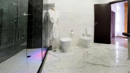 a bathroom with a toilet and a shower and a sink at Beverello Suite in Naples