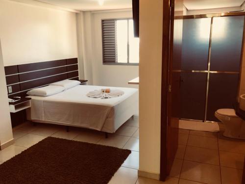 Ένα ή περισσότερα κρεβάτια σε δωμάτιο στο Hotel Nossa Casa