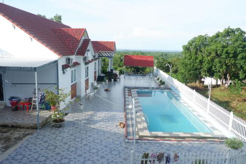 Blick auf den Pool eines Hauses in der Unterkunft Hanh Mai Hotel in Phu Quoc