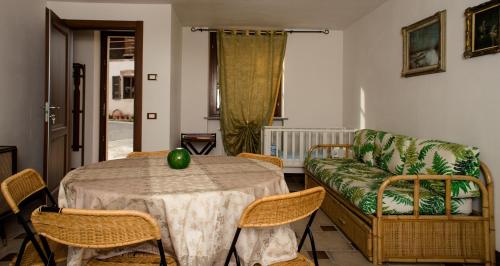 - un salon avec une table et un canapé dans l'établissement La Madonnina Agriturismo Dorè, à Alba