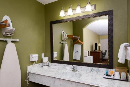 Vonios kambarys apgyvendinimo įstaigoje Americas Best Value Inn & Suites Waller/Prairie View