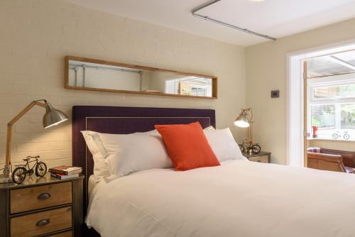 una camera da letto con un letto e uno specchio a parete di 5b North Parade Avenue a Oxford