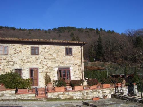 フィエーゾレにあるVilla Torre Di Colonneの鉢植えの石造りの家