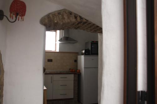 タリファにあるLA MIRILLA SUITES 1のキッチン(白い冷蔵庫付)、窓