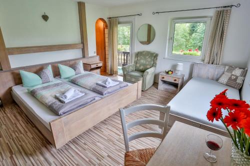 Postel nebo postele na pokoji v ubytování Pension Rauschberghof