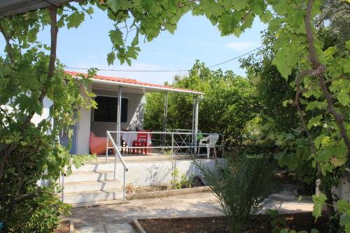 a view of the house from the garden at Surfers' Cottage in Anavissos