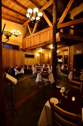 Un restaurante o sitio para comer en Cabañas Las Cabras