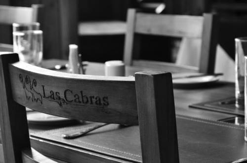 Un restaurante o sitio para comer en Cabañas Las Cabras