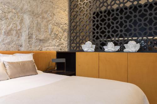 1 dormitorio con cama y pared en Santa Catarina Apartments, en Oporto