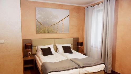 Cama o camas de una habitación en Gościniec Rycerski
