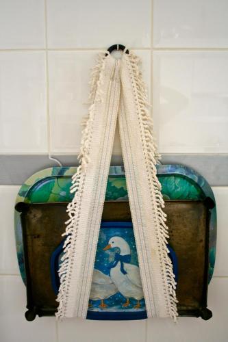 a mirror with a picture of a duck in it at Os 5 Sentidos in Mourão