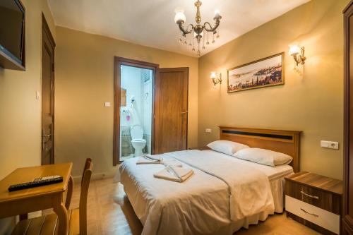 Llit o llits en una habitació de Yeni Hotel