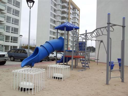 Ο χώρος παιχνιδιού για παιδιά στο Departamento en Condominio Costamar La Herradura