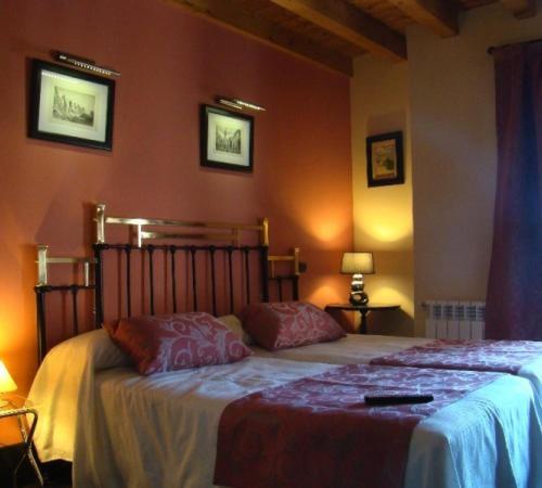 a bedroom with a bed with two pillows on it at Hotel-Hospedería los Templarios in Sepúlveda
