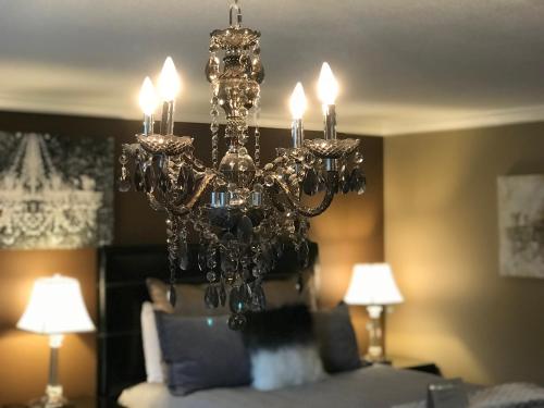 a chandelier in a room with a couch and two lamps at Evergreen Bed & Breakfast in Hope