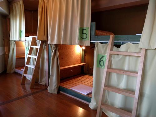 Lliteres en una habitació de Moritomizu Backpackers