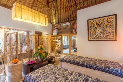 Postel nebo postele na pokoji v ubytování Puri Taman Sari Resort