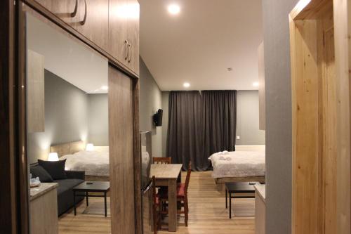 una camera d'albergo con due letti e una sala da pranzo di Bakuriani Valley a Bakuriani