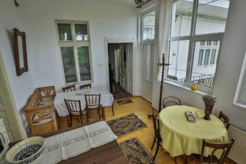 ein Wohnzimmer mit einem Tisch und Stühlen im Zimmer in der Unterkunft Casa Júlia in Odorheiu Secuiesc
