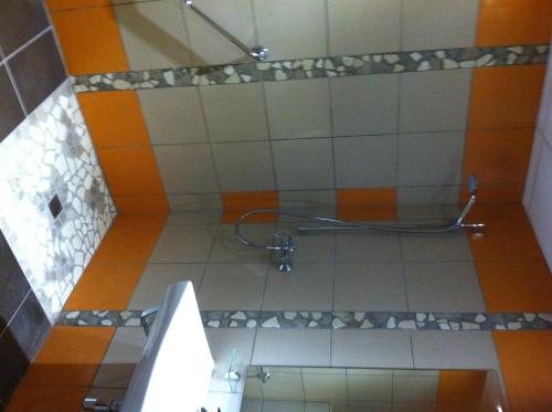 an overhead view of a bathroom with a sink at Hostellerie Del Matin Calme in Montverdun