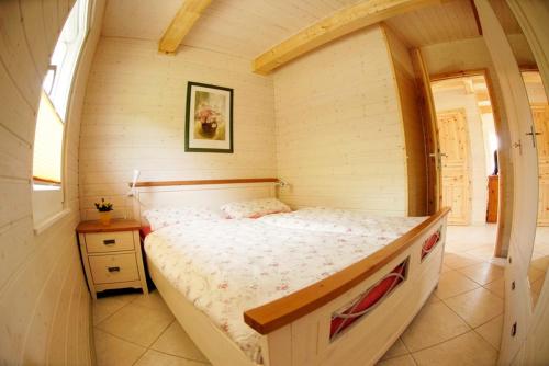 a bedroom with a bed in a small room at Norweger Haus am Tollensesee in Groß Nemerow