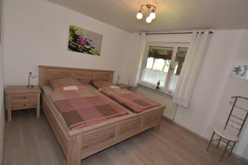 um quarto com uma cama grande e uma janela em Fewo Mey em Greetsiel