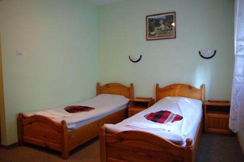 2 aparte bedden in een kamer met bij Balkanski chanove in Botevgrad