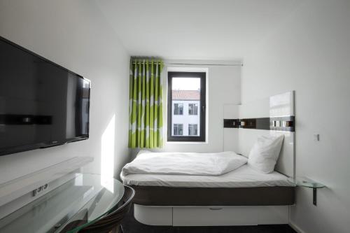 Un pat sau paturi într-o cameră la Wakeup Copenhagen - Borgergade