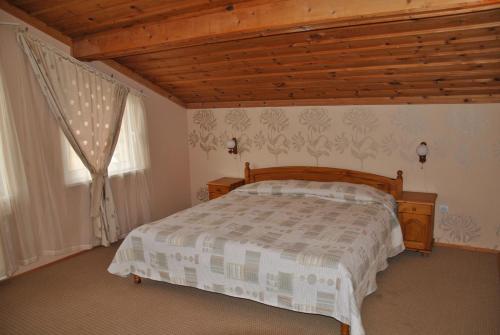 Ένα ή περισσότερα κρεβάτια σε δωμάτιο στο Family Hotel Shoky