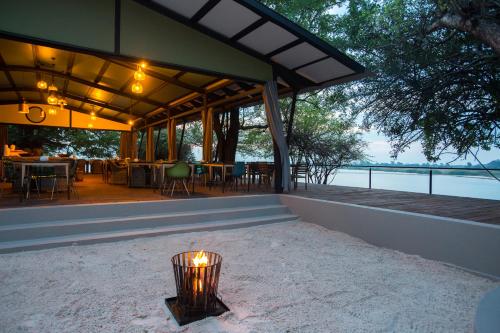 una vela en la arena frente a una casa en Zambezi Mubala Lodge, en Katima Mulilo