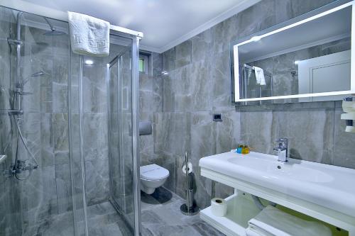 Koupelna v ubytování Monaco Hotel