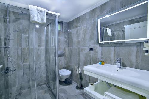 イスタンブールにあるMonaco Hotelのバスルーム(シャワー、洗面台、トイレ付)