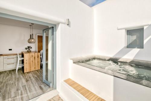 - une piscine dans l'angle d'une maison dans l'établissement Portes Suites & Villas Mykonos, à Mykonos