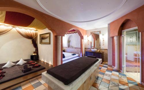 Una cama o camas en una habitación de Stroblhof Active Family Spa Resort