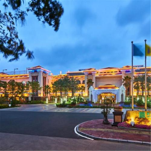 a large building with a street in front of it at Wanda Realm Xiamen North Bay in Xiamen