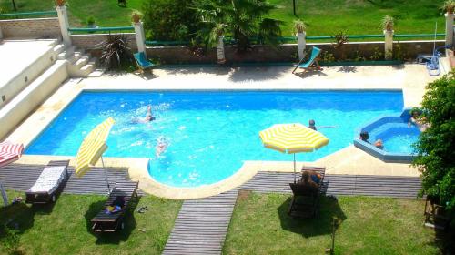 an overhead view of a swimming pool with people in it at Hostería Restaurante del Puerto in Colón