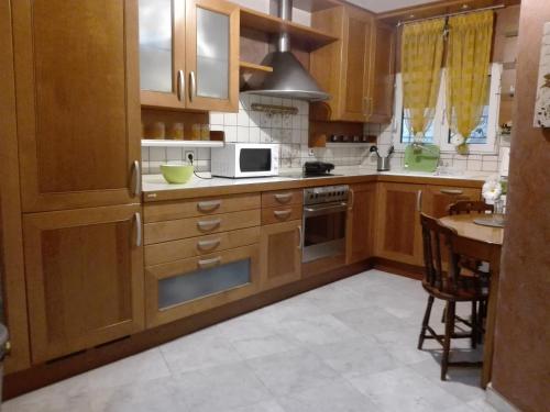 Kuchyňa alebo kuchynka v ubytovaní Navarino Square Apartment
