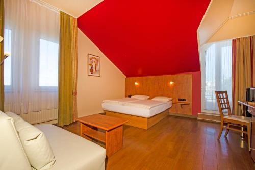 a bedroom with a bed and a red ceiling at 1, 2, sleep Boardinghouse Unterschleißheim Zentrum in Unterschleißheim