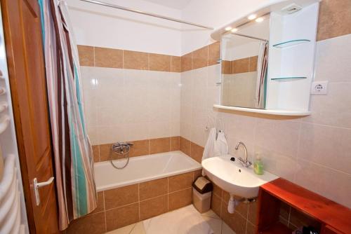 Ванная комната в Zoli Apartmanok-Maya Kölcsey 34-36