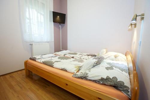 Кровать или кровати в номере Zoli Apartmanok-Maya Kölcsey 34-36