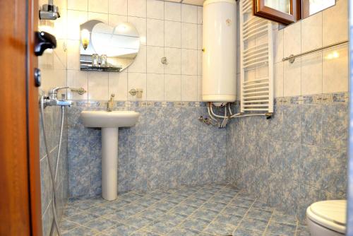 Koupelna v ubytování Guest House Mavrudieva