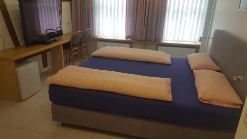 Llit o llits en una habitació de Hotel-Restaurant Ratsstube