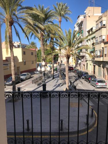 widok z balkonu ulicy z palmami w obiekcie Apartment City Centre w Alicante