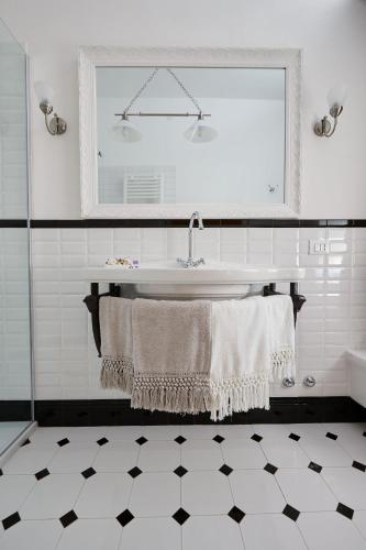 a bathroom with a sink and a tub and a mirror at La Serliana - Bed&Breakfast in Vicenza