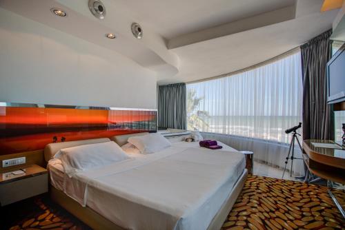 Un pat sau paturi într-o cameră la Hotel Waldorf- Premier Resort